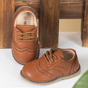 Boys lace up Oxford shoes